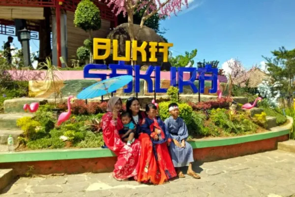 Berfoto dengan Kimono atau Hanbok di Bukit Sakura Lampung
