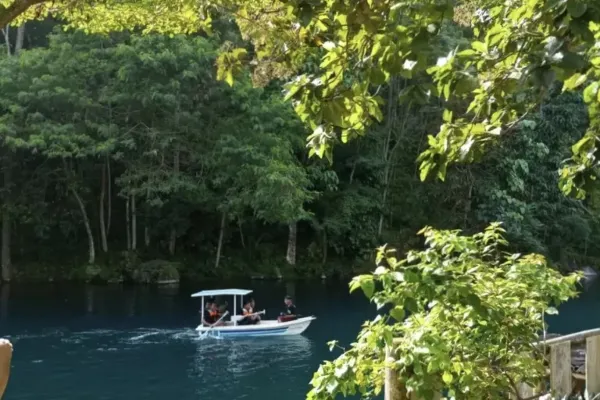 Daya Tarik Telaga Biru Nila