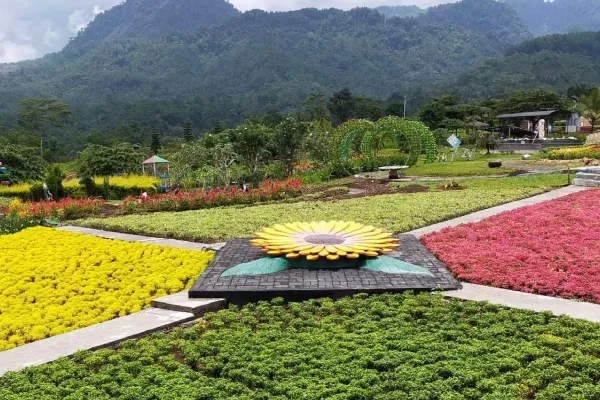 Taman Bunga dan View Gunung Slamet di New Small World Purwokerto