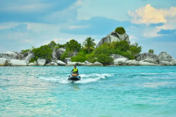 aktivitas wisata Pantai Tanjung Kelayang