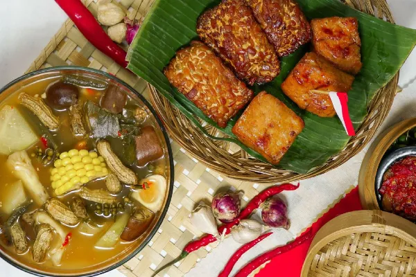 Makanan Khas Kampung yang Bikin Nostalgia di Cai Pinus Kuningan