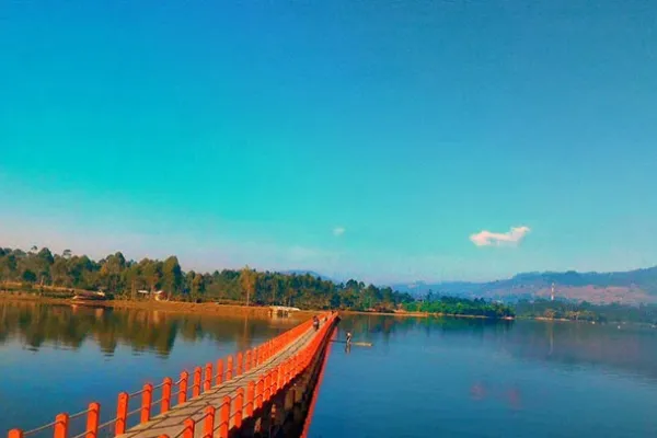 Aktivitas seru di Situ Cileunca Bandung