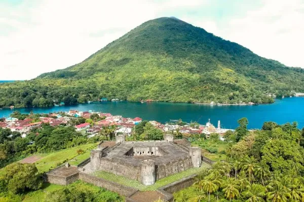 Cara menuju Benteng Belgica Banda Neira