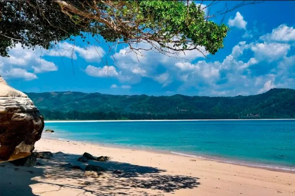 Spot Snorkeling Sumba di Pantai Tarimbang
