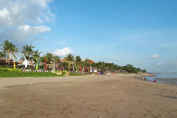 Berkunjung ke Pantai Batu Belig Kerobokan