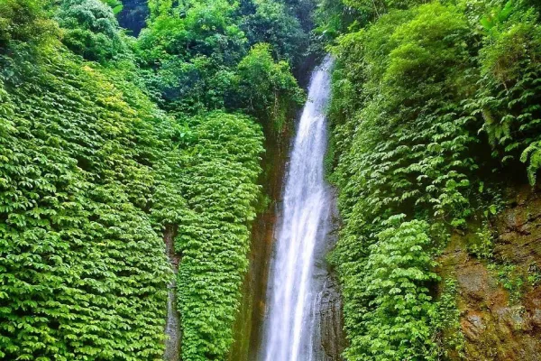 Trek Air Terjun Red Coral
