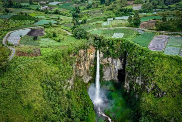 Wisata Karo - Air Terjun Sipiso-piso 