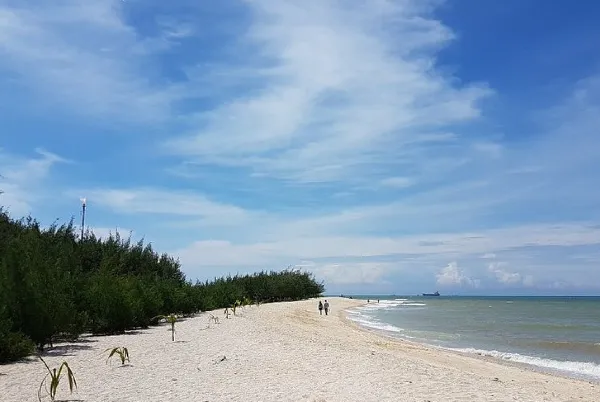 Pantai Pasir Putih Remen
