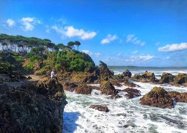 Pantai Karang Tawulan Indonesia